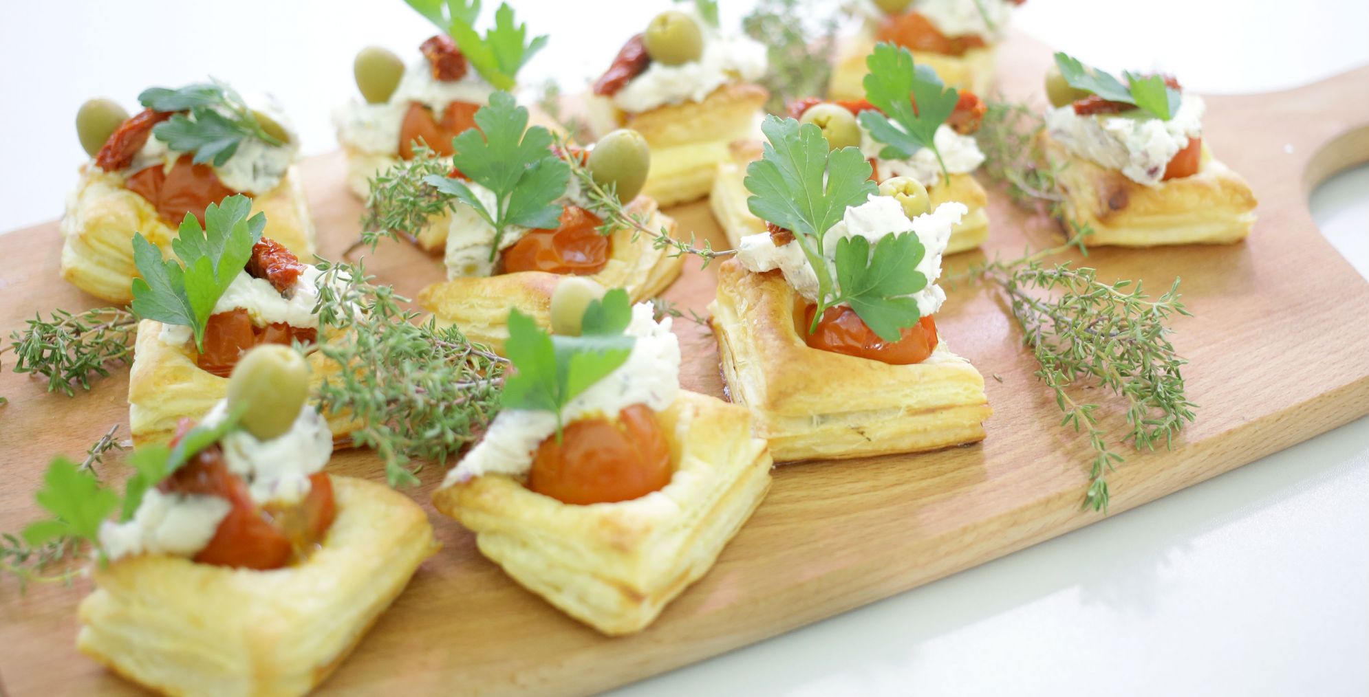 Vol-au-vents z pastą oliwkowa i pomidorem