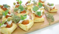 Vol-au-vents z pastą oliwkowa i pomidorem