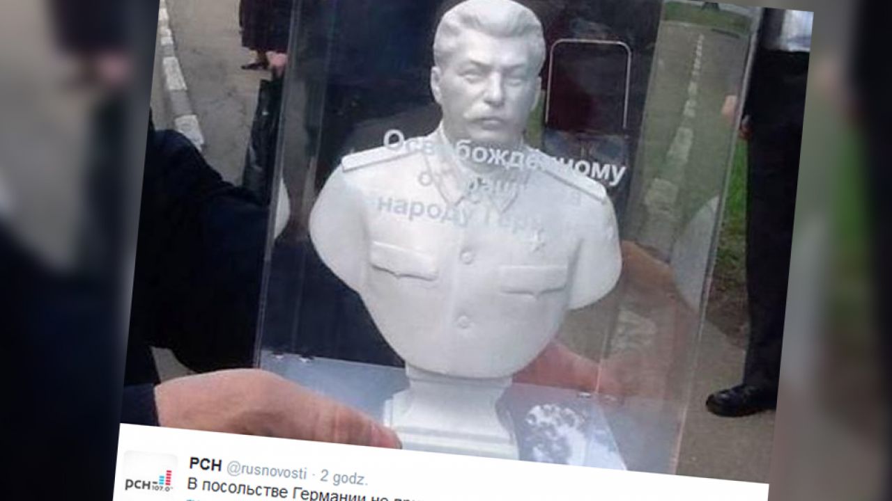 Takie popiersia próbowali wręczyć rosyjscy komuniści zachodnim dyplomatom (fot. Twitter/rusnovosti)