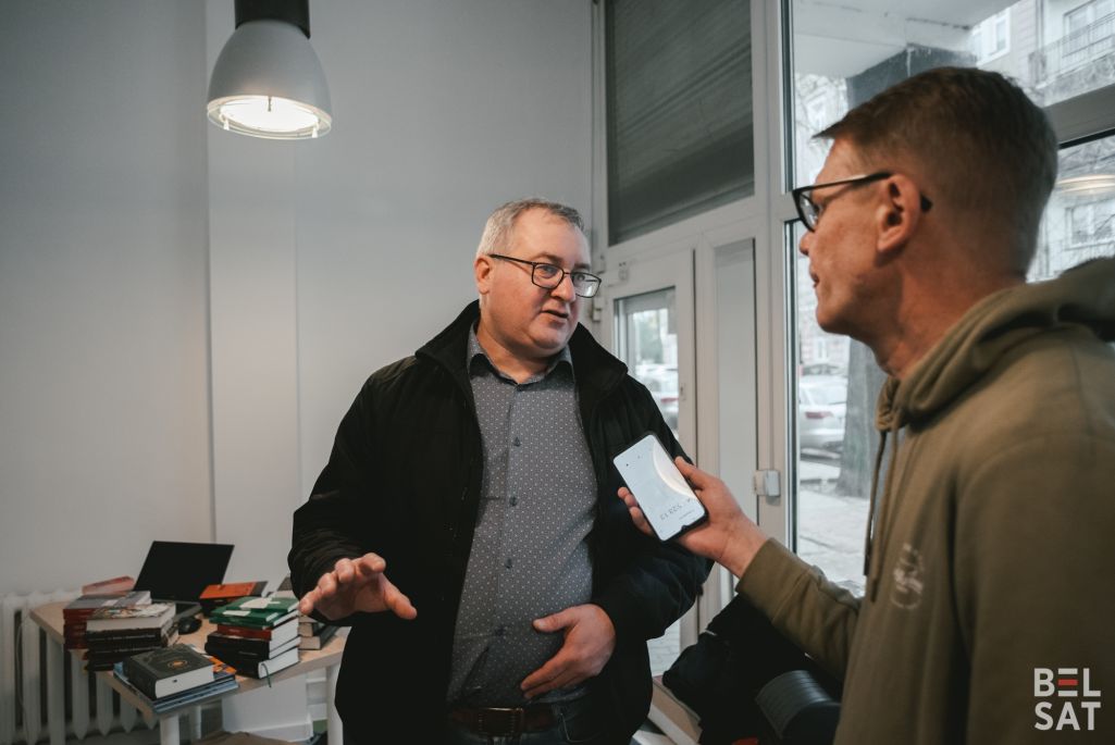 Андрэй Янушкевіч распавядае пра адкрыццё кнігарні выдавецтва «Янушкевіч» у Варшаве. (Фота: Міра Ляселішская / Белсат)
