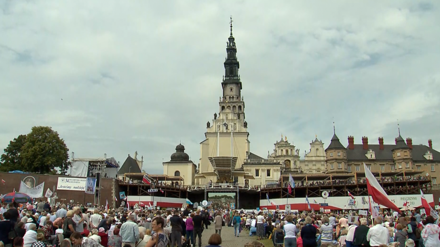 Dziś na jasnogórskich Błoniach zgromadzili się uczestnicy pielgrzymki Rodziny Radia Maryja.  Fot. TVP3 Katowice