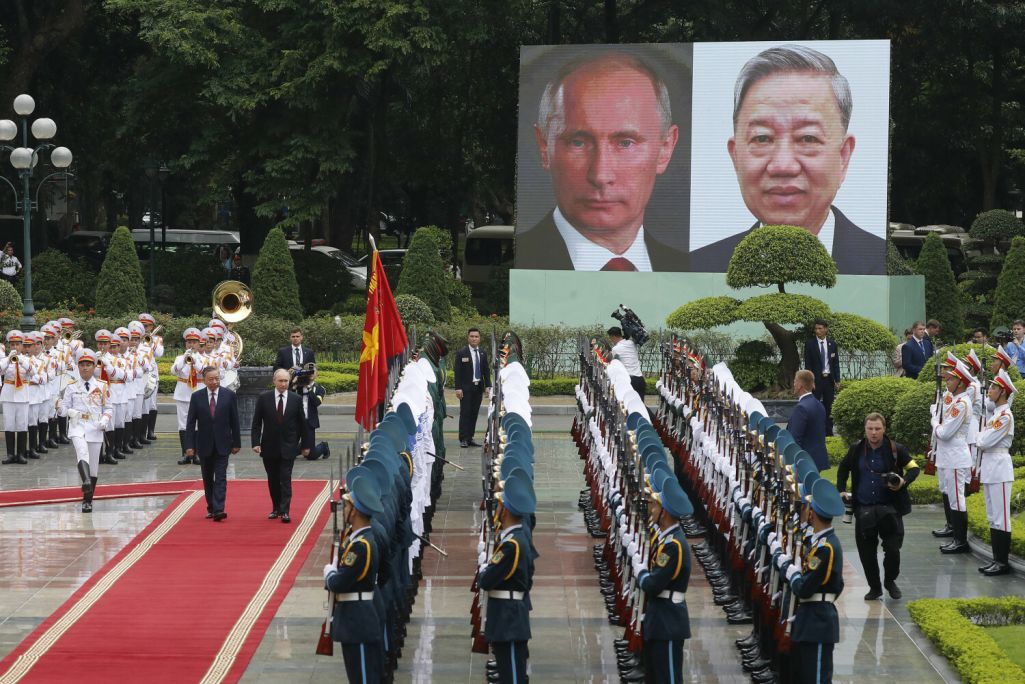 Прэзідэнт В’етнаму То Лам і кіраўнік Расеі Уладзімір Пуцін ідуць па чырвонай дарожцы ў прэзідэнцкім палацы ў Ханоі, Вʼетнам. 20 чэрвеня 2024 года. (Фота: Minh Hoang / Pool / AP Photo / East News)