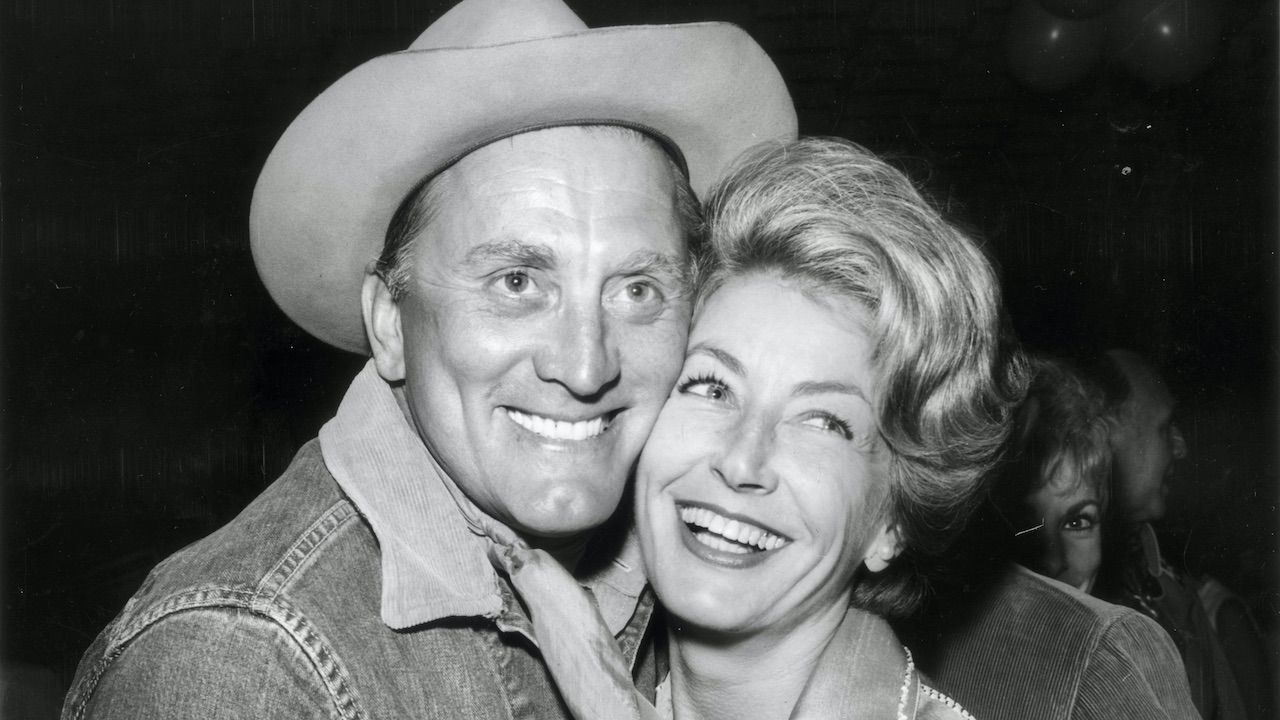 Anne Buydens i Kirk Douglas (fot. Nat Dallinger/Keystone/Getty Images) Anne Buydens i Kirk Douglas (fot. Nat Dallinger/Keystone/Getty Images)