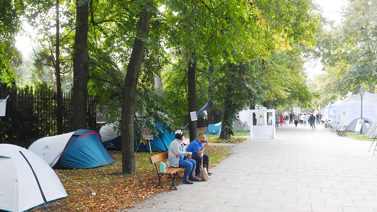 „Białe miasteczko” przed KPRM (fot. PAP/Radek Pietruszka) „Białe miasteczko” przed KPRM (fot. PAP/Radek Pietruszka)