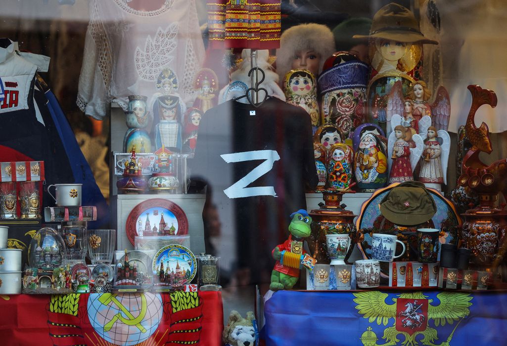 Здымак мае ілюстрацыйны характар. Футболка з сімвалам «Z» у вітрыне крамы падарункаў у Маскве, Расея. 27 траўня 2022 года. (Фота: Яўгена Наважэніна / Reuters / Forum)