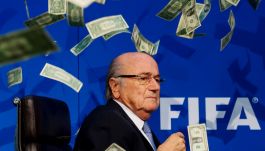 Sepp Blatter ma talent do wpadania w kłopoty (fot. Getty)