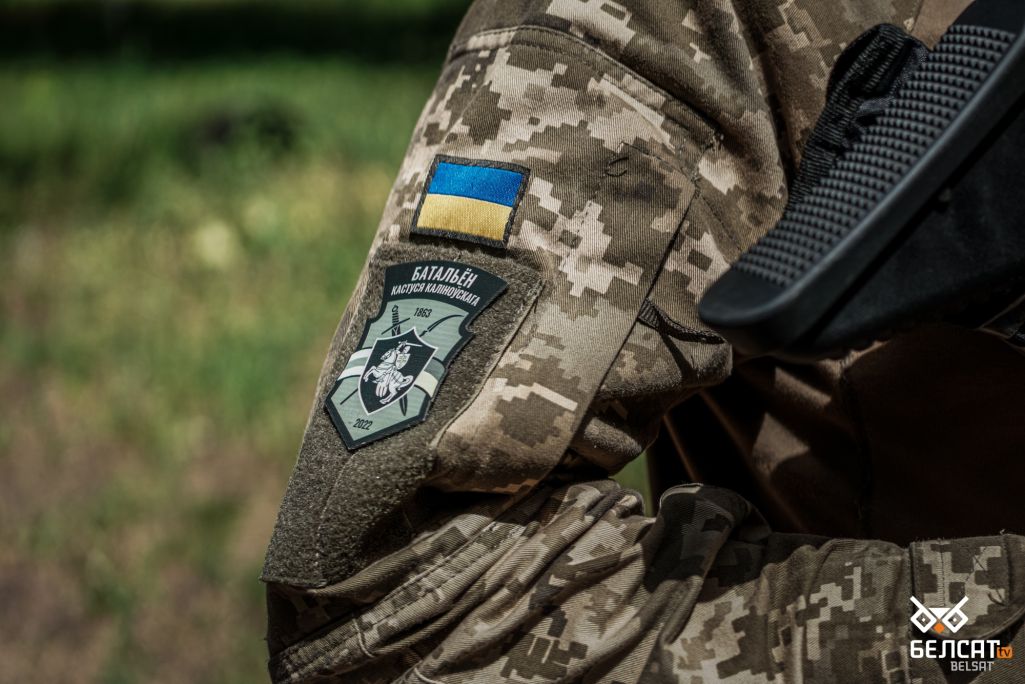 Нашыўка з гербам палка імя Кастуся Каліноўскага і сцягам Украіны на плячы Алега Аўчыннікава. Кіеўская вобласць, Украіна. 27 траўня 2022 года. (Фота: Алесь Усцінаў / Белсат)