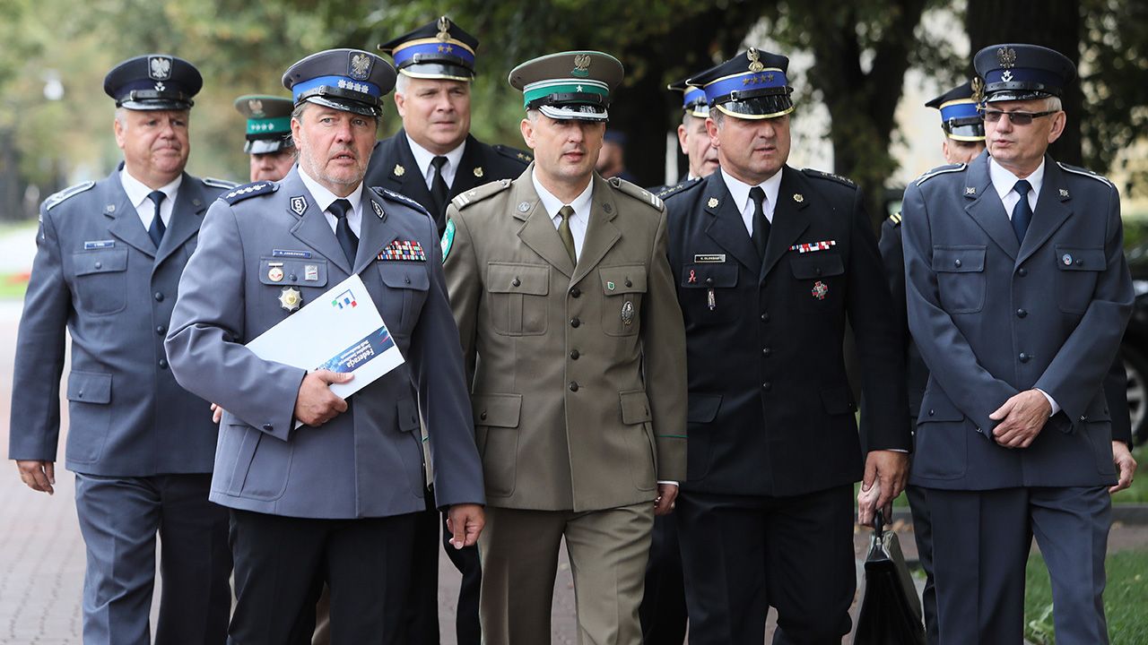 Związkowcy służb mundurowych gotowi są przystać na 25-letni okres pracy przed emeryturą (fot. arch. PAP/Leszek Szymański)