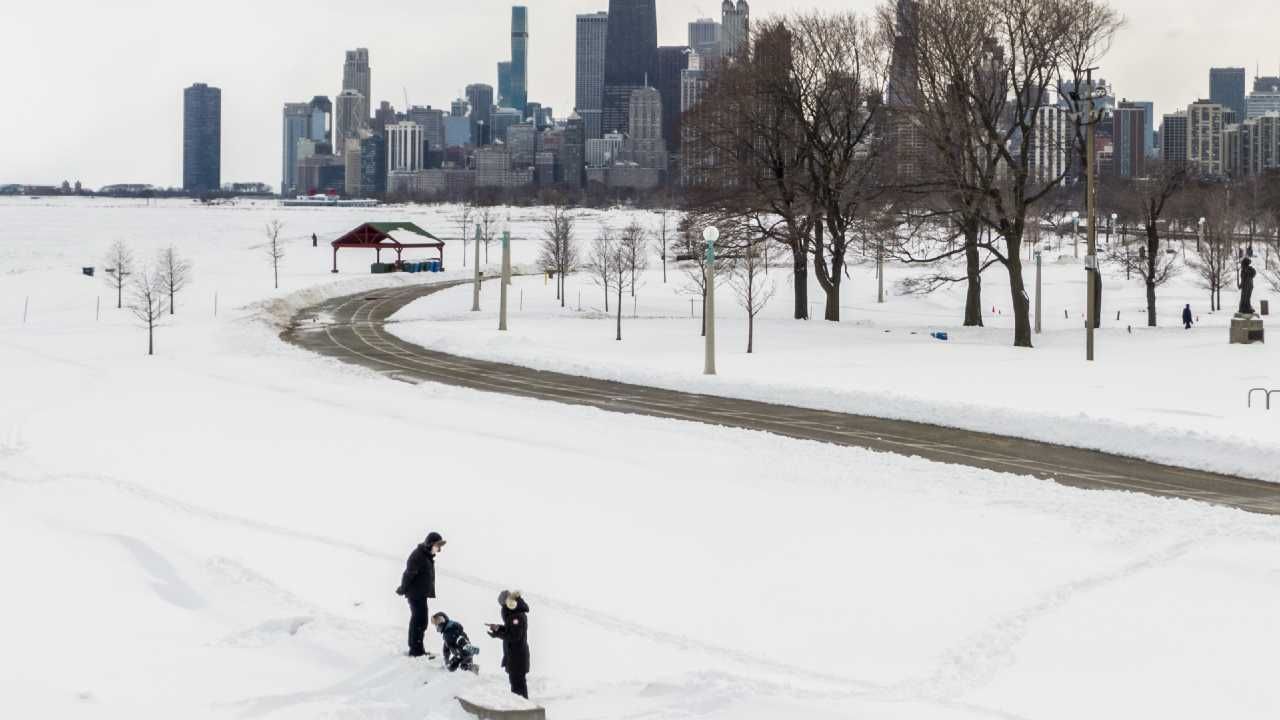 Przez noc w Chicago spadło ponad 45 cm śniegu (fot. PAP/EPA/TANNEN MAURY)