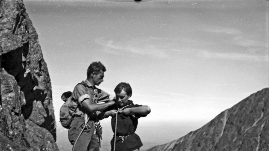 Tatry, Hala Gąsienicowa, 1961. Taternicy wiążą się liną. Fot. Bogdan Łopieński/Forum