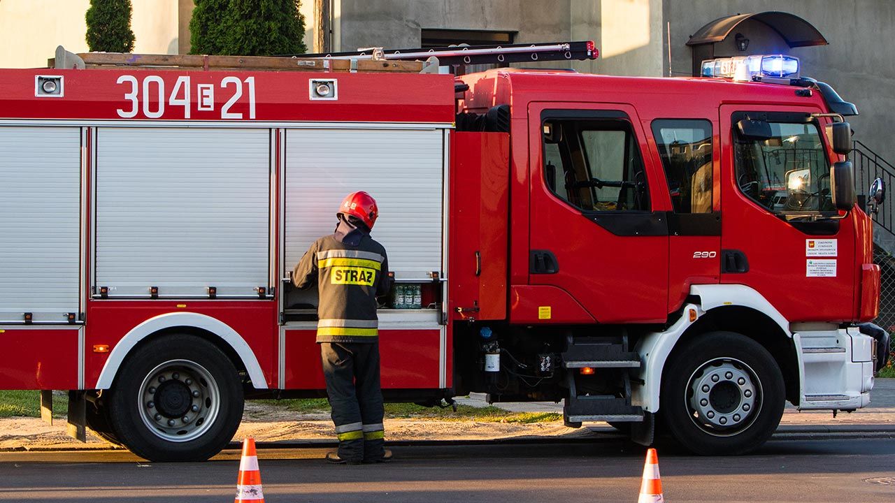 Na miejscu pracują zastępy strażaków (fot. Shutterstock/Grzegorz Czapski, zdjęcie ilustracyjne) Na miejscu pracują zastępy strażaków (fot. Shutterstock/Grzegorz Czapski, zdjęcie ilustracyjne)