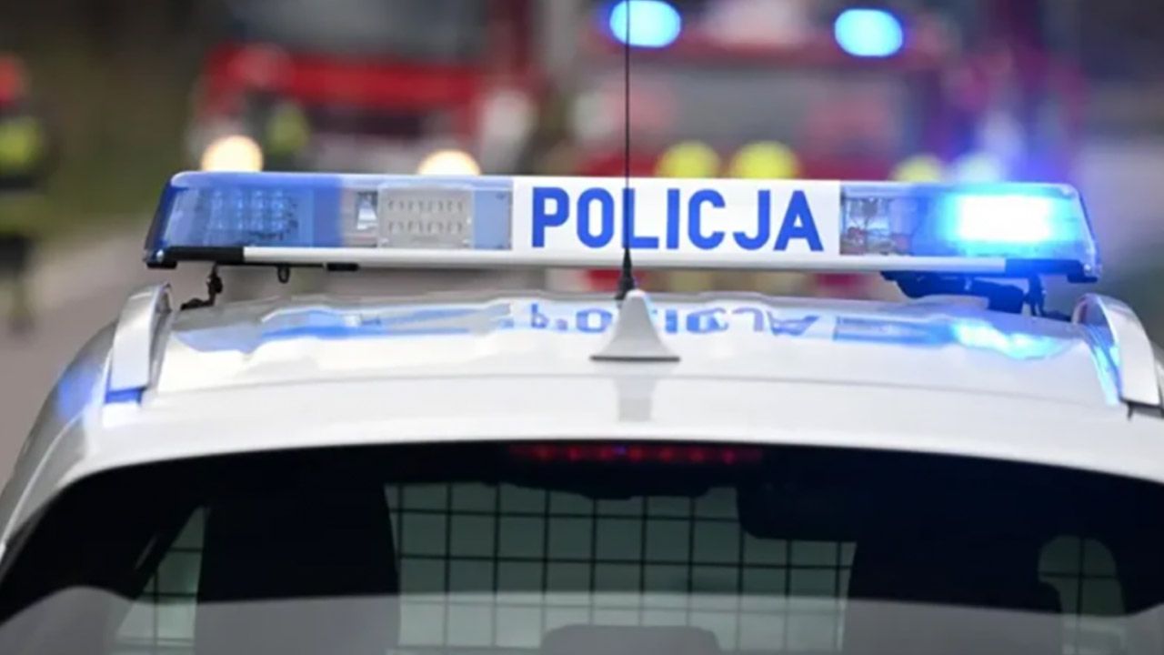 Sześć os&oacute;b, w tym dw&oacute;ch policjant&oacute;w, trafiło do szpitala po policyjnym pościgu w Kielcach. 22-letni kierowca nie zatrzymał się do kontroli. Interwencja zakończyła się...