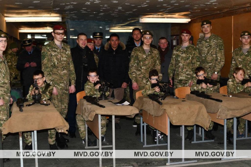 Здымак мае ілюстрацыйны характар. З восені 2021 года ў Беларусі пры падраздзяленнях унутраных войскаў, міліцыі і армейскіх частках пачалі ствараць вайскова-патрыятычныя клубы, дзе сілавікі вучаць «любіць радзіму» школьнікаў ад 7 да 17 гадоў. (Фота: mvd.gov.by)