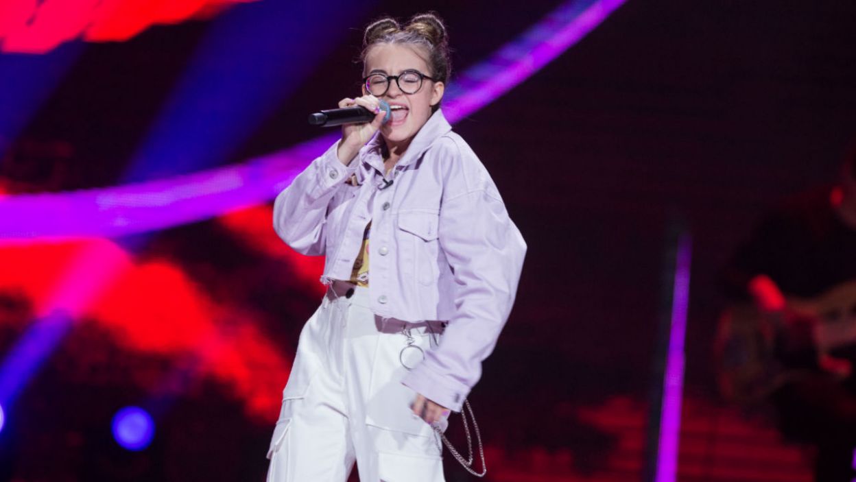 Julia Tłuczkiewicz była pierwszą z szóstki dzieci z Lubelskiego. Zaśpiewała wielki przebój Whitney Houston tak, że odwróciły się fotele wszystkich trenerów. A ona postanowiła dołączyć do drużyny Cleo (fot. TVP/Jan Bogacz)
