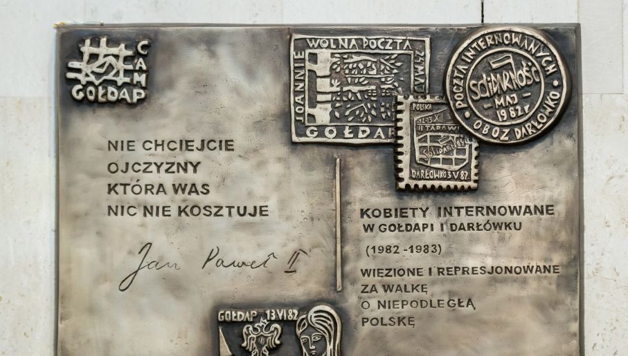 Tablica upamiętnia kobiety internowane w czasie stanu wojennego (fot. PAP/Tytus Żmijewski)