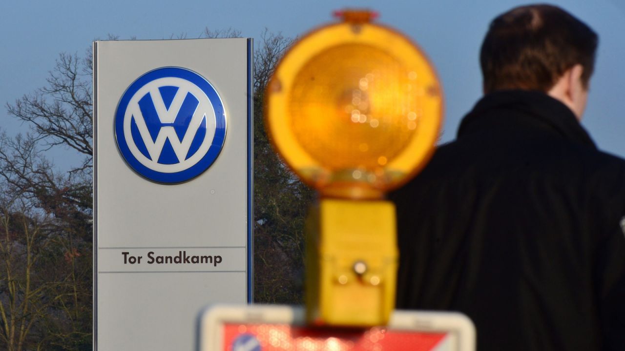 Inwestorzy żądają od koncernu Volkswagen odszkodowań (fot. PAP/EPA/JULIAN STRATENSCHULTE) Inwestorzy żądają od koncernu Volkswagen odszkodowań (fot. PAP/EPA/JULIAN STRATENSCHULTE)