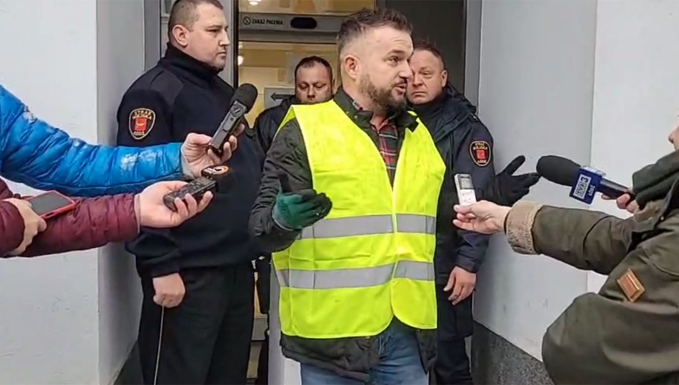 Radny Adam Ruda-Rożniakowski postanowił zamurować wejście do łódzkiego urzędu miasta (fot. FB/AleksandrowOnline)