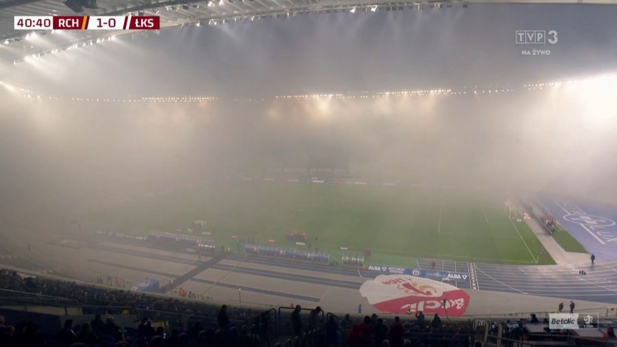 Mecz na Stadionie Śląskim musiał zostać przerwany z uwagi na zadymienie spowodowane pirotechniką/Fot. TVP3 Łódź 