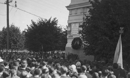 Uroczystości pod tablicą pamiątkową ku czci bohaterów Powstania Styczniowego na gmachu sądu Okręgowego w Wilnie, między 1924 a 1936 r. Fot. NAC/IKC, Leonard Siemaszko, sygn. 1-B-591a