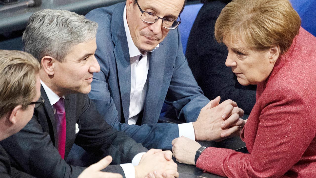 Stephan Harbarth (drugi z lewej) dyskutujący z Angelą Merkel po wyborze na prezesa TK (fot. PAP/DPA) Stephan Harbarth (drugi z lewej) dyskutujący z Angelą Merkel po wyborze na prezesa TK (fot. PAP/DPA)