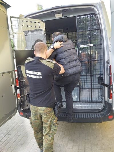 Затрыманне беларуса, які незаконна перавозіў двух мігрантаў з Егіпту. (Фота: strazgraniczna.pl)