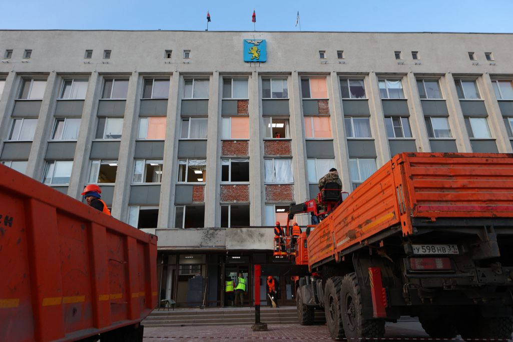 Камунальныя службы прыбіраюць асколкі ля будынку гарадской адміністрацыі ў Белгарадзе пасля нападу ўкраінскага беспілотніка. Белгарад, Расея. 12 сакавіка 2024 года. (Фота: Emil Leegunov / Anadolu Press / Abaca Press / Forum)