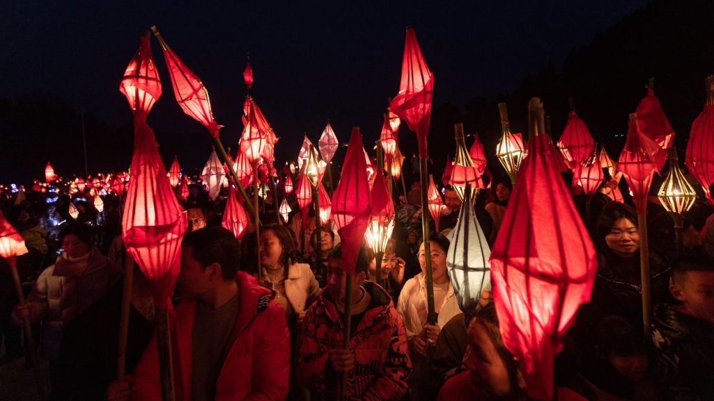 Chińczycy wystawiają lampiony w kształcie żab na brzeg rzeki w ramach modlitwy o zdrowie i bezpieczeństwo. Fot. Jiang Hongjing/VCG/Getty Images