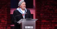 Były więzień Stanisław Zalewski podczas uroczystości przed Bramą Śmierci byłego obozu Auschwitz II-Birkenau w Oświęcimiu, w ramach obchodów 75. rocznicy wyzwolenia niemieckiego nazistowskiego obozu koncentracyjnego i zagłady Auschwitz-Birkenau (fot. PAP/Łukasz Gągulski)