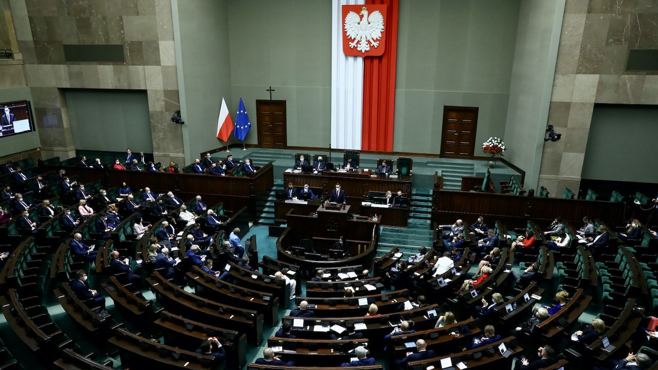 Polska polityka od lat przypomina tasiemcowy serial (fot. PAP/Rafał Guz) Polska polityka od lat przypomina tasiemcowy serial (fot. PAP/Rafał Guz)