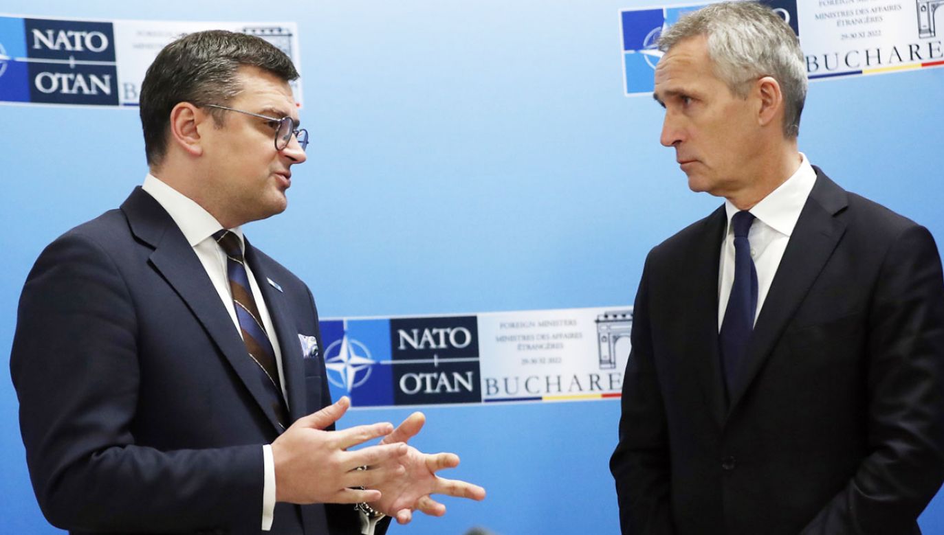 Szef ukraińskiej dyplomacji oraz sekretarz generalny NATO (fot. PAP/EPA/ROBERT GHEMENT)