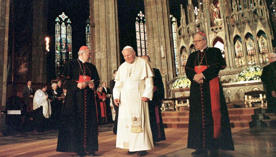 Jan Paweł II w katedrze św. Wita w Pradze, po lewej kard. Miloslav Vlk; 27 kwietnia 1997 r. (fot.