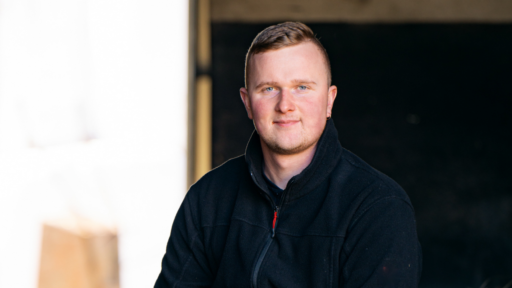 Dominik chce, aby jego partnerka wspierała go i rozumiała jego decyzje. W zamian oferuje wspieranie ukochanej w rozwijaniu jej pasji i własnej kariery. Fot. Piotr Matey/Fremantle
