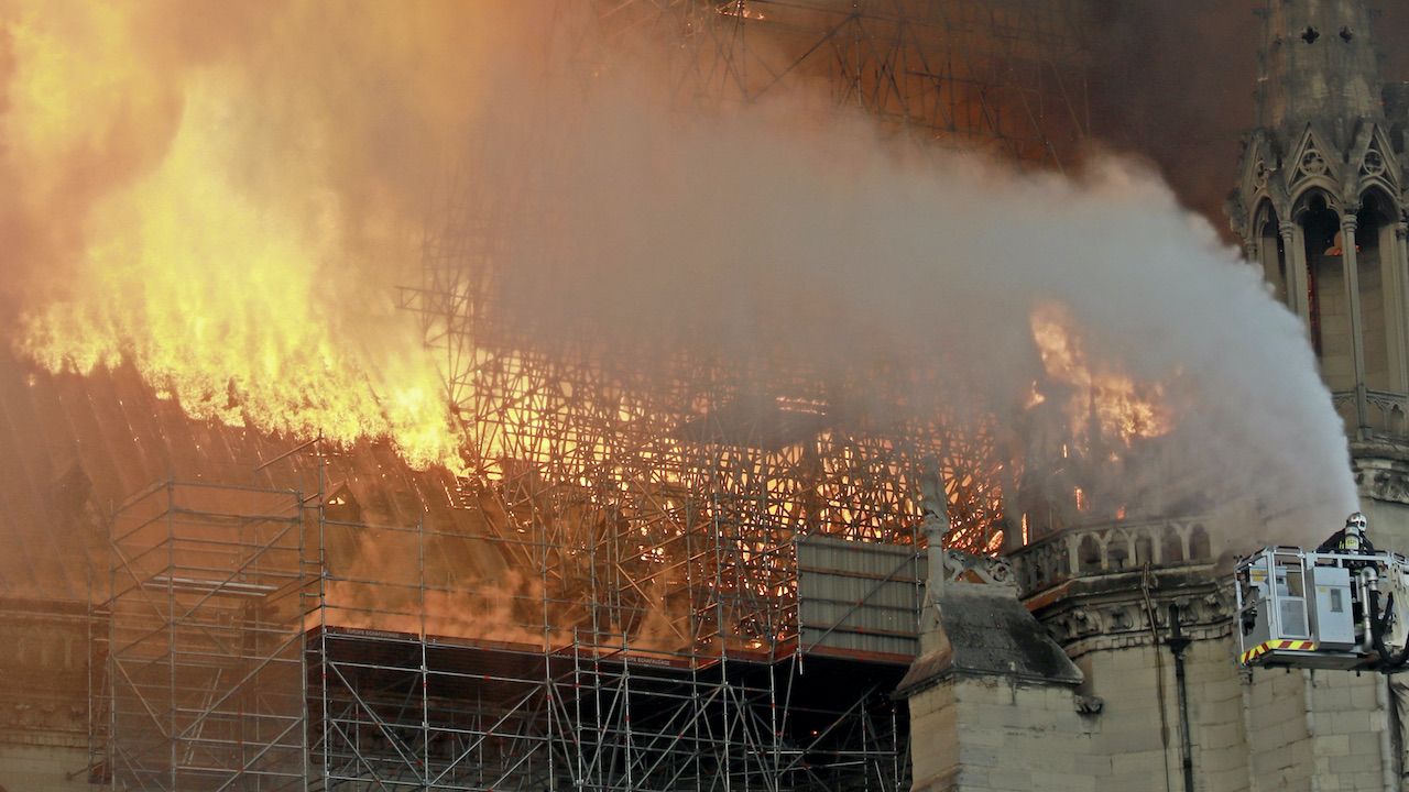 Strażacy uratowali jedynie terakotową statuetkę z XV wieku i kilka płócien (fot. Pierre Suu/Getty Images, zdjęcie ilustracyjne) Strażacy uratowali jedynie terakotową statuetkę z XV wieku i kilka płócien (fot. Pierre Suu/Getty Images, zdjęcie ilustracyjne)