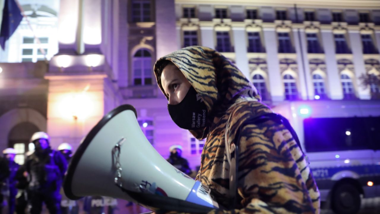 Środowiska lewicowe manifestowały w kolejnych częściach Warszawy po czwartkowym wyroku TK ws. aborcji (fot. PAP/Leszek Szymański) Środowiska lewicowe manifestowały w kolejnych częściach Warszawy po czwartkowym wyroku TK ws. aborcji (fot. PAP/Leszek Szymański)