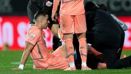 Jan Bednarek odniósł kontuzję w meczu ligowym (fot. PAP/EPA) Jan Bednarek odniósł kontuzję w meczu ligowym (fot. PAP/EPA)